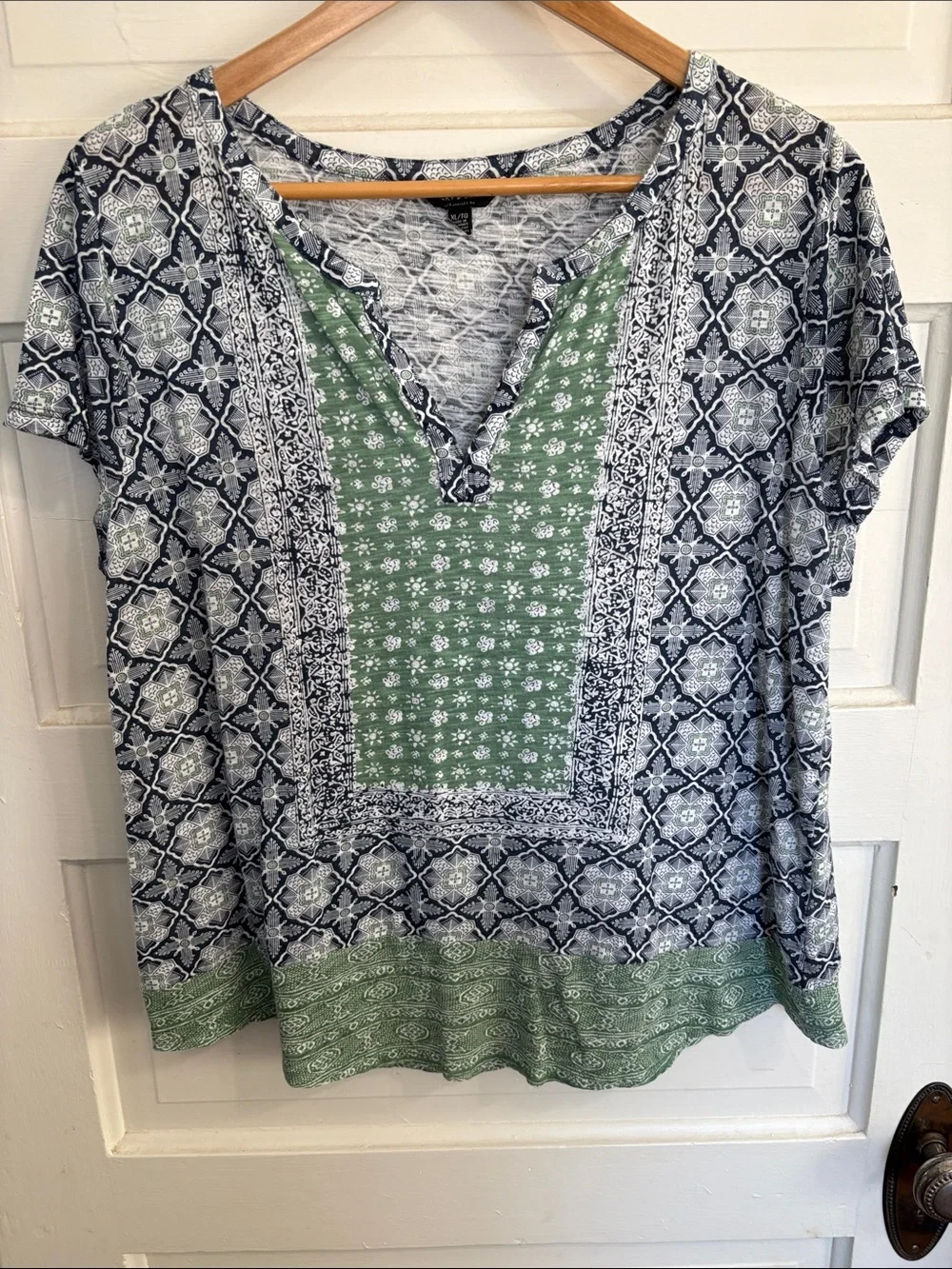 Lucky Brand - Green & Navy Patterned V-Neck Top size XL - Picture 1 of 6